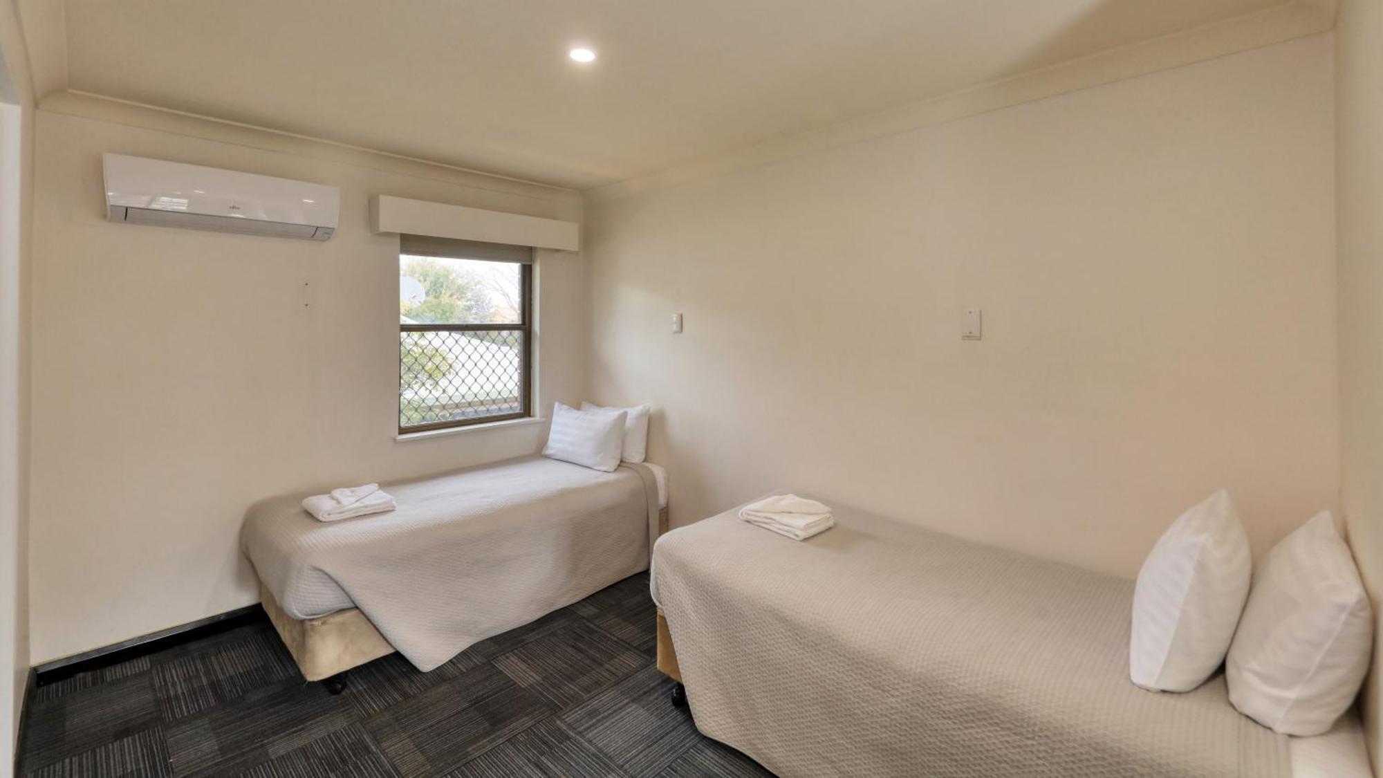 The Palms Dubbo Motel Room photo